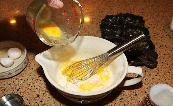 cách tẩy lông mặt tại nhà bằng trứng bột bắp đường